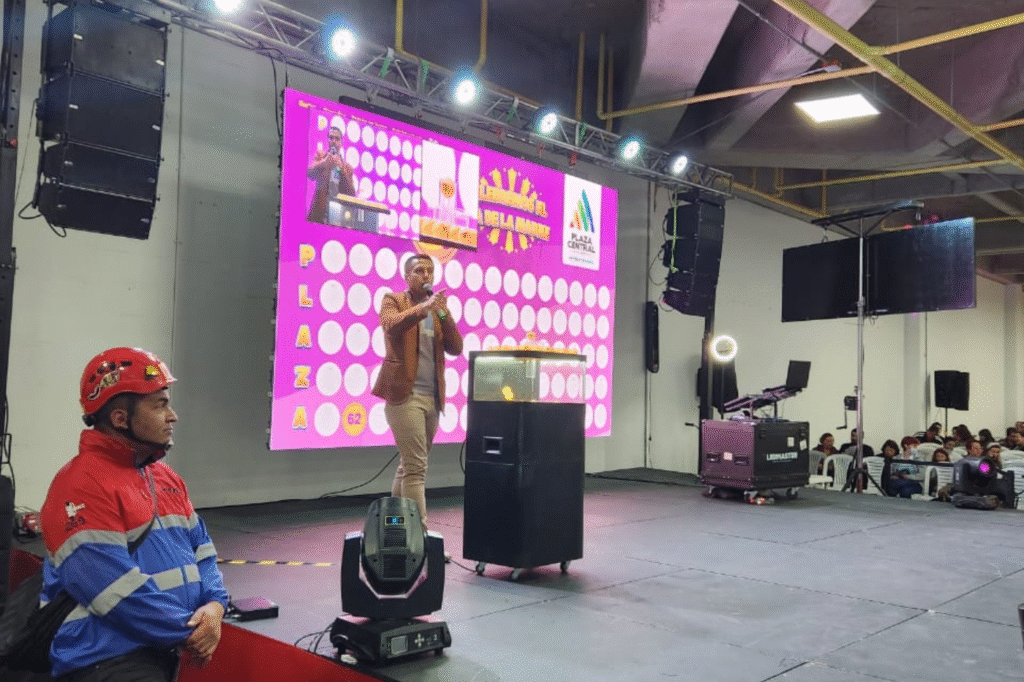Bingo presencial. Animador en tarima jugando bingo