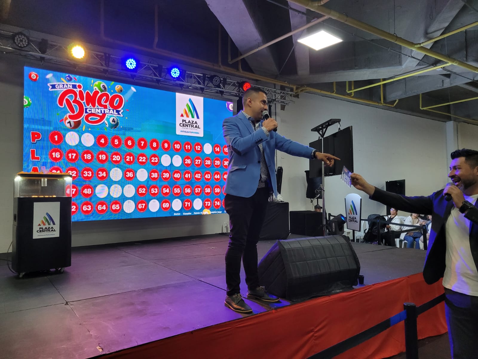 Animador en escenario. Bingo presencial